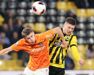 Κεφαλιά του Γιόβιτς στο δοκάρι (video)