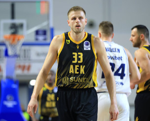 Ο Χαραλαμπόπουλος ανεβαίνει και βάζει μεγάλα σουτ για την ΑΕΚ (video)