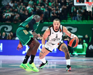 Unlimited range: Ο Έντουαρντς σηκώθηκε σχεδόν από το κέντρο κι έβαλε εντυπωσιακό τρίποντο (video)