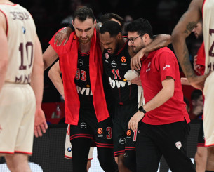 «Συναγερμός» με Μόρις στον Ολυμπιακό: Τραυματίστηκε και αποχώρησε υποβασταζόμενος