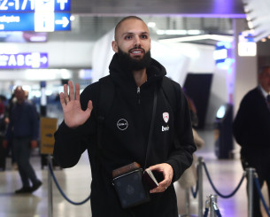 Ενθουσιάστηκε ο Έντι Τζόνσον με την μπλούζα του Φουρνιέ: «Ολυμπιακός για πάντα!»