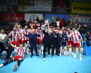 Η στιγμή της απονομής του Super Cup στον Ολυμπιακό (video)