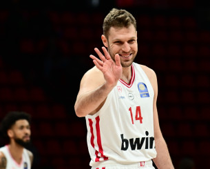 Ο Υπουργός Αθλητισμού της Βουλγαρίας θα βραβεύσει τον Βεζένκοφ πριν το Χάποελ - Ολυμπιακός