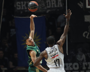 Σκεφτόταν το τρίποντο, τελικά δημιούργησε alley-oop κάρφωμα: Η απίθανη ασίστ του Σλούκα (video)