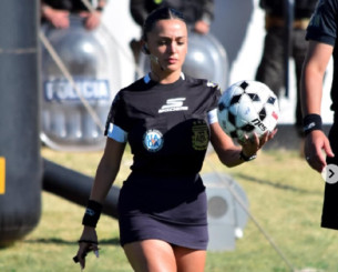 Η εντυπωσιακή γυναίκα διαιτητής που σφυρά με φούστα την ώρα του αγώνα και μαγνητίζει τα βλέμματα! (photos)