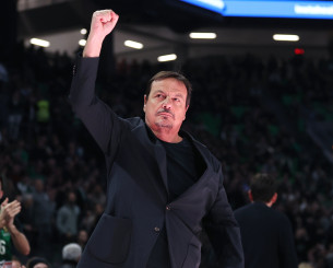 Και απαντήσεις έδωσε και σέντερ έχει και άμυνα παίζει...