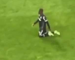 Παίκτης της Γκιμαράες διέσχισε το γήπεδο γονατιστός μετά την κατάκτηση του Λιγκ Καπ! (video)