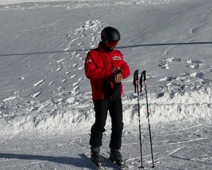 Ένας... μακάβριος φόρος τιμής στον Σουμάχερ - Ο Γκασλί ποζάρει με κόκκινο μπουφάν σε πίστα σκι