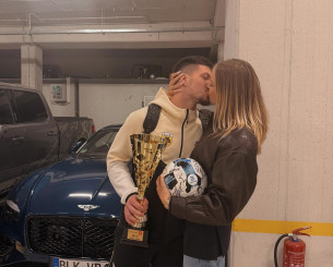 Το «καυτό» φιλί της γυναίκας του Γιόβιτς μετά το 4-0 της ΑΕΚ με τον Παναθηναϊκό (photo)