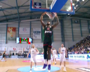 Το πρώτο καλάθι του Τζόουνς με τη φανέλα του Ολυμπιακού (video)