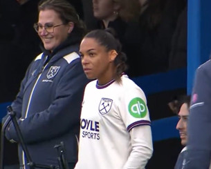 Ποδοσφαιρίστρια ήταν έτοιμη για το ντεμπούτο της, αλλά λογάριαζε χωρίς το... σκουλαρίκι της