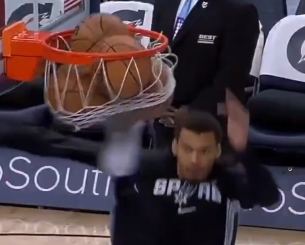 Ο Γουεμπανιαμά με κλωτσιά α λα... καράτε κιντ έφτασε με το πόδι το διχτάκι της μπασκέτας (video)