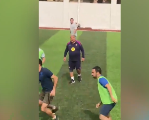 Ο Λαπόρτα έβαλε εξάταπα, έπαιξε μπάλα και έγινε viral (video)