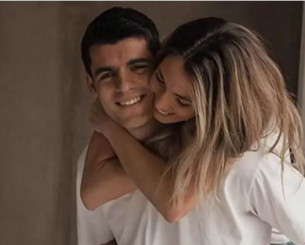 «Με πήρε τηλέφωνο κλαίγοντας» - Ξέσπασε η σύζυγος διάσημου παίκτη για το ερωτικό τρίγωνο στον γάμο τους