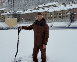 Αν δεν ήταν ο Πικέ το ματς δεν θα άρχιζε: Πήρε το φτυάρι, καθάρισε το χιόνι και έγινε η σέντρα (video)