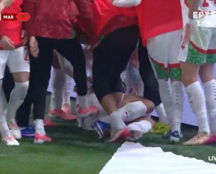 Απίστευτο σκηνικό στο γκολ του Σαϊμπάρι - Τον κλωτσούσαν οι συμπαίκτες του στο Μαρόκο (video)