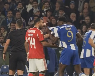 Χαμός μεταξύ του Παυλίδη και του Σάμου: Ο Ισπανός εκνευρίστηκε και του έδειξε το σήμα της Πόρτο (video)