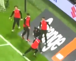 Αδιανόητο σκηνικό: Tα ball boys του Μαρόκου τα έβαλαν με τον αναπληρωματικό κίπερ της Σενεγάλης για την πετσέτα του Μεντί (video)