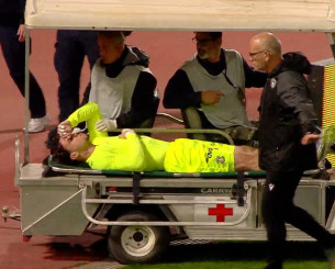 Συγκλονιστική στιγμή στο Παγκρήτιο: Ο Αγγελίδης τραυματίστηκε, αποχώρησε με φορείο και αποθεώθηκε (video)