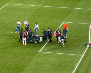 Μεγάλη ανησυχία με Μαυροπάνο - Χτύπησε στο κεφάλι κι αποχώρησε με φορείο (video)