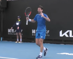 Απίστευτο σκηνικό: Τενίστας δεν ήξερε τον κανονισμό, πανηγύρισε νωρίτερα και στο τέλος... έχασε (video)