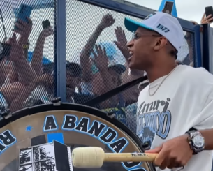 Πιο χαρούμενος από ποτέ: Ο Τετέ στο τύμπανο μαζί με τους οπαδούς της Γκρέμιο (video)