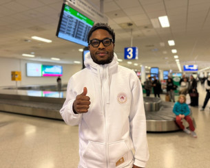 Έφτασε στην Ελλάδα ο Τζόουνς για τον Ολυμπιακό (video)