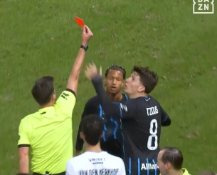 Εκρηξη Τζόλη: Αρπαξε το χέρι διαιτητή για να ανατρέψει κόκκινη συμπαίκτη του (video)