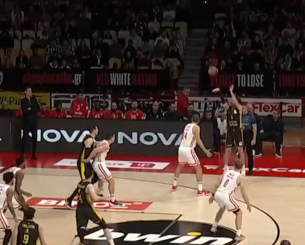 Απίστευτη στιγμή: Ο Βεζένκοφ απάντησε στον πάγκο του Ολυμπιακού και «έφαγε» τρίποντο (video)