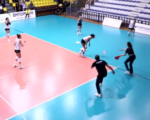 Σοκαριστική στιγμή σε αγώνα βόλεϊ: Έπεσαν κομμάτια από το ταβάνι πάνω σε αθλήτρια! (video)