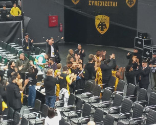 Ομάδα και κόσμος έγιναν ένα στην ΑΕΚ μετά τη νίκη με ανατροπή κόντρα στην Καρδίτσα (video)