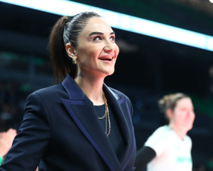 «Πανζουρλισμός» στο T-Center: Βαθιά υπόκλιση στην Ερντέμ και τις παίκτριές της από 7.000 κόσμου (videos)