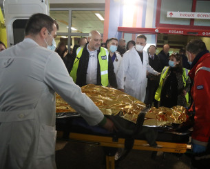 Στο νοσοκομείο Παπαγεωργίου οι δύο τραυματίες οπαδοί του ΠΑΟΚ - Απογειώθηκε το C130 που θα μεταφέρει τις σορούς των επτά