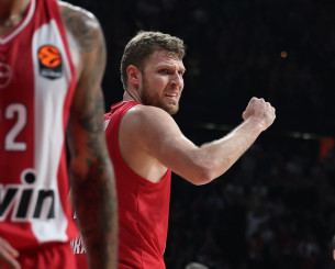 Εμφάνιση... MVP: Ο Σάσα Βεζένκοφ πήρε από το χέρι τον Ολυμπιακό κόντρα στη Μπαρτσελόνα