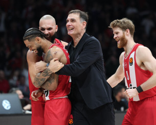 Ο Ντόρσεϊ ευστόχησε σε τρίποντο στο φινάλε του ματς με την Μπαρτσελόνα και ο Μπαρτζώκας τον πήρε αγκαλιά