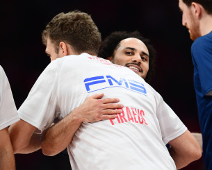 36 βραβεία MVP σε μία φωτογραφία: Βεζένκοφ και Λάρκιν τα... είπαν πριν το Εφές - Ολυμπιακός