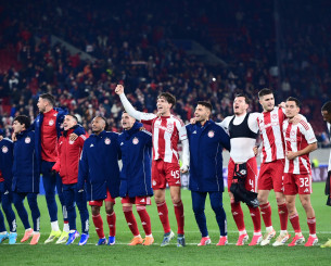 Αποθέωση για τους παίκτες του Ολυμπιακού μετά τη νίκη επί της Λεβερκούζεν (video)