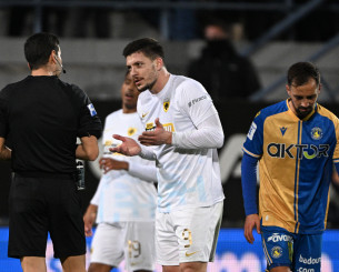 Η ΑΕΚ πρώτη σε κίτρινες κάρτες στο Big5: Έχει όσες ΠΑΟΚ και Ολυμπιακός μαζί!