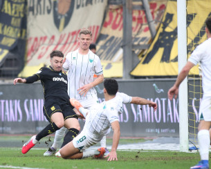 Ο πεσμένος Μορόν με προβολή το 1-0 για τον Άρη (video)