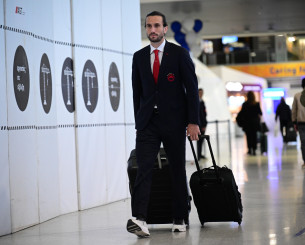 Η «ερυθρόλευκη» πτήση για το Άμστερνταμ