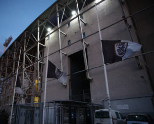 Μεσίστιες σημαίες στην Τούμπα μετά την τραγωδία των οπαδών του ΠΑΟΚ στη Ρουμανία (video)