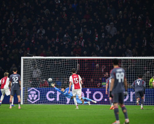 Πέναλτι για τον Άγιαξ για χέρι του Μουζακίτη - Σκοράρει ο Ντόλμπεργκ (video)