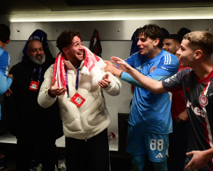 Ο Μπάμπης Κωστούλας μπήκε στα αποδυτήρια του Ολυμπιακού και πανηγύρισε με την ομάδα (video)