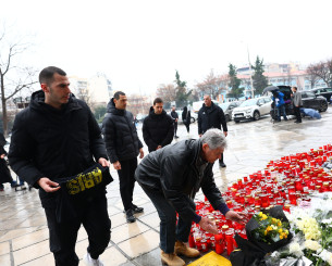 Στην Τούμπα αντιπροσωπεία της ΚΑΕ Άρης για να τιμήσει τη μνήμη των οπαδών του ΠΑΟΚ (photos)