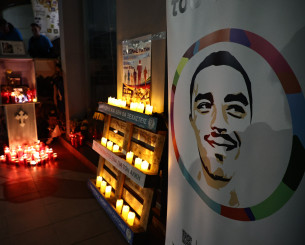 Τελετή μνήμης για τον Άλκη Καμπανό στη Θεσσαλονίκη - Άναψαν 19 κεριά, τέσσερα χρόνια μετά τη δολοφονία του