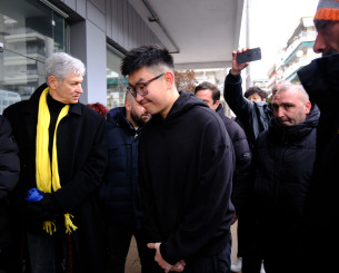 O Ρίτσαρντ Σιάο στο τρισάγιο για τον Άλκη Καμπανό