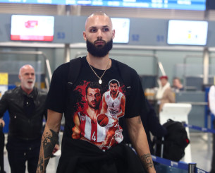 Ο Φουρνιέ στο αεροδρόμιο με μπλούζα Παπαλουκά!