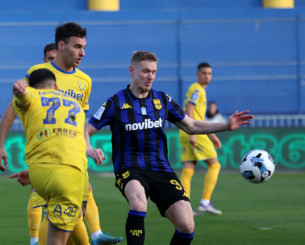 Ο Παναιτωλικός έμεινε με 10 παίκτες κόντρα στον Άρη έπειτα από αναβάθμιση κάρτας στον Χότζα (video)