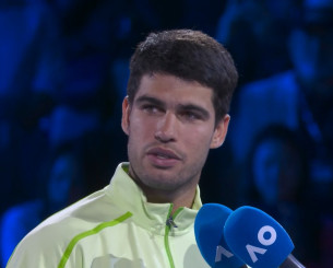 Ο Αλκαράθ νίκησε τον Τζόκοβιτς και μετά τον αποθέωσε: «Είσαι πηγή έμπνευσης για μένα» (video)