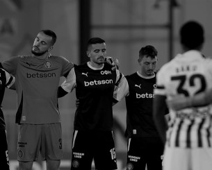 Συγκινητική κίνηση της NOVA: Aσπρόμαυρη εικόνα για τους αδικοχαμένους οπαδούς του ΠΑΟΚ (video)